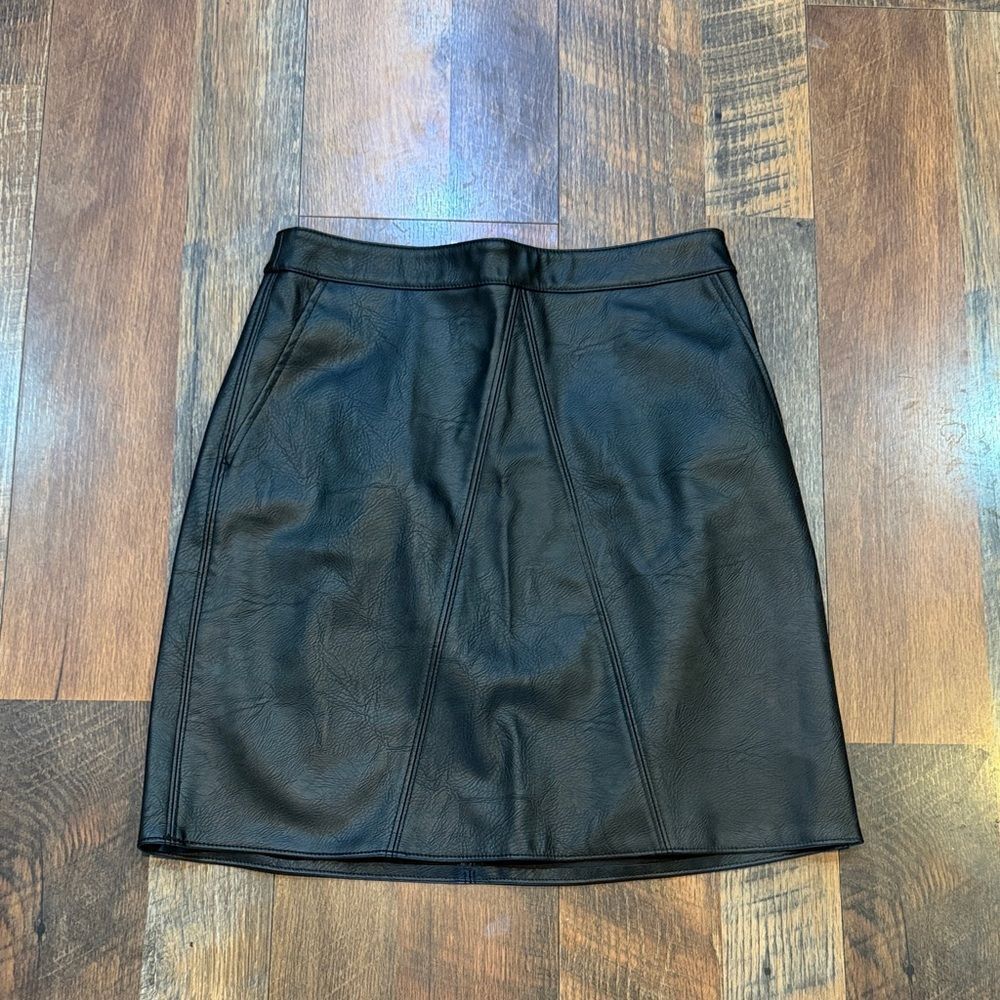 Elegant Black faux Leather Skirt XS (6028)